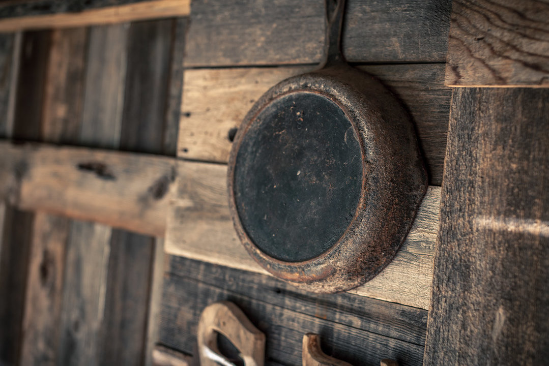 hanging-cast-iron-frying-pan-01.jpg