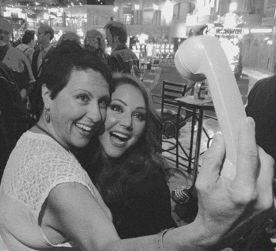 Selfie.gif.aaad26a229799afee6b09c716fc4f7e8.gif